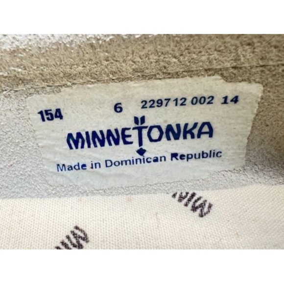 Minnetonka Women's White Leather Thunderbird Boat Sole Moccasin - US Size 6 - Picture 16 of 16